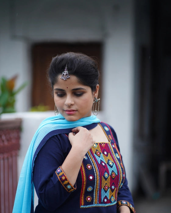 MADE IN BENGAL "MEERA" IN THE SHADE BLUE