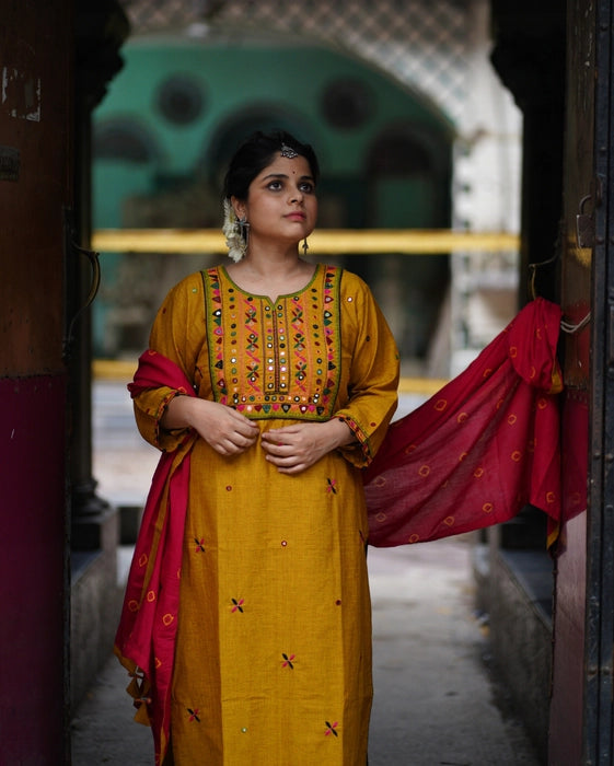 MADE IN BENGAL "MEERA" IN THE SHADE YELLOW