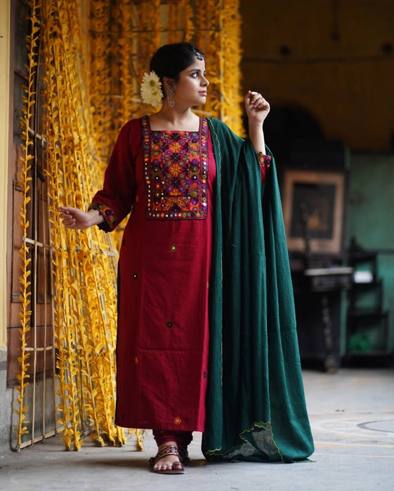 MADE IN BENGAL "MEERA" IN THE SHADE MAROON