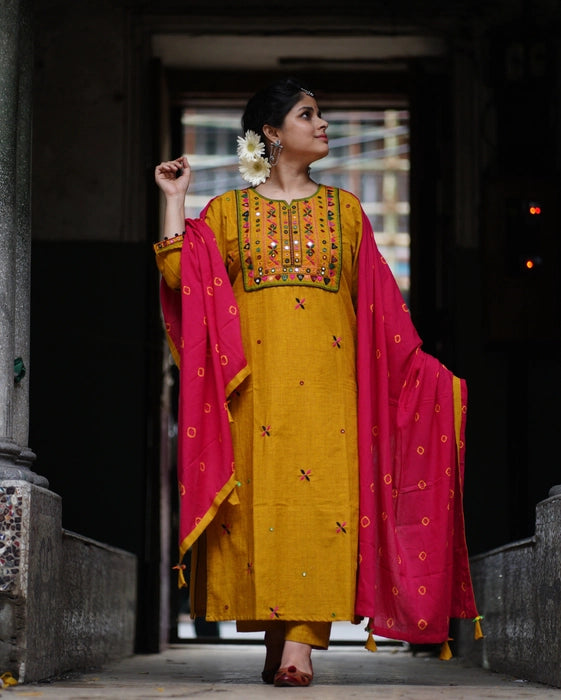 MADE IN BENGAL "MEERA" IN THE SHADE YELLOW