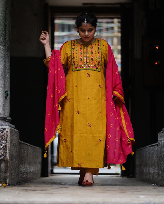 MADE IN BENGAL "MEERA" IN THE SHADE YELLOW