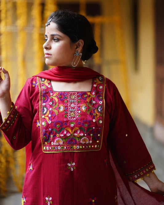 MADE IN BENGAL "MEERA" IN THE SHADE RED