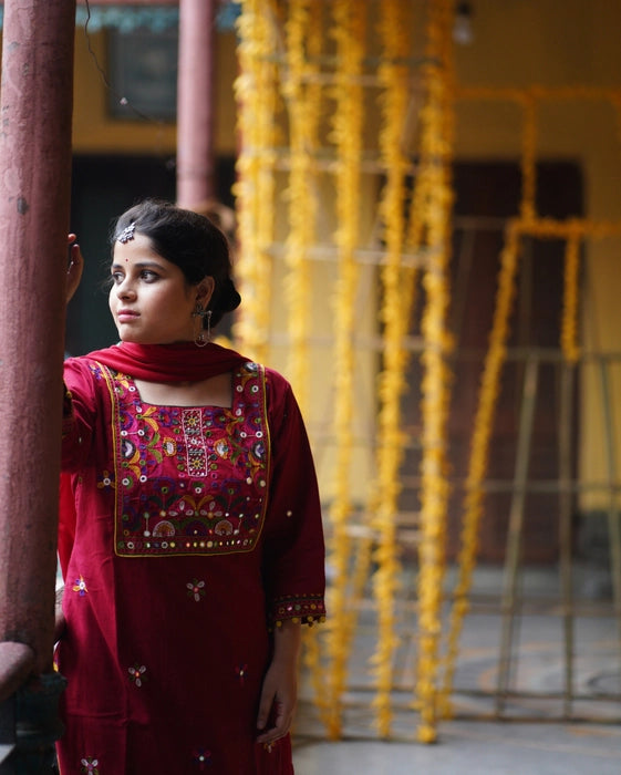 MADE IN BENGAL "MEERA" IN THE SHADE RED