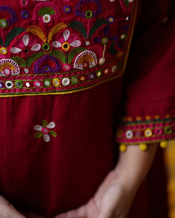 MADE IN BENGAL "MEERA" IN THE SHADE RED